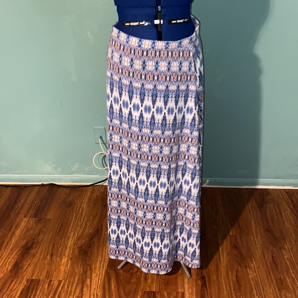 Long patterned skirt - Picture 3 of 4